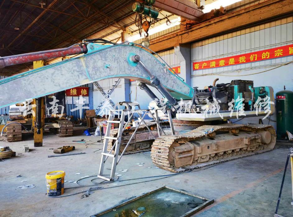 挖掘機(jī)翻新現(xiàn)場